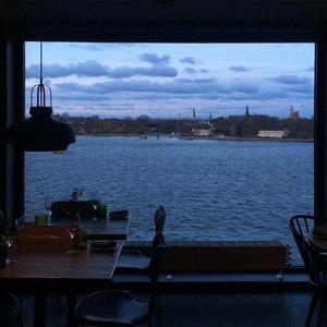 黑丝美女在床上做运动
