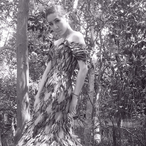 黑丝美女在床上做运动
