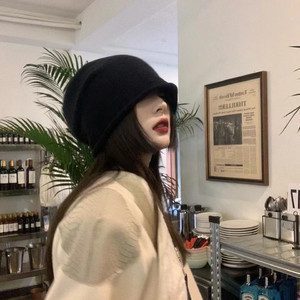 黑丝美女在床上做运动
