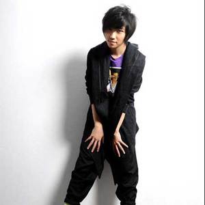 黑丝美女在床上做运动
