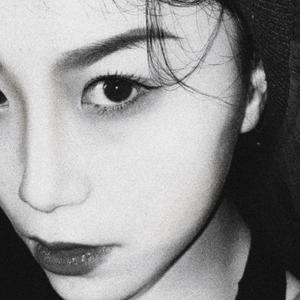 黑丝美女在床上做运动
