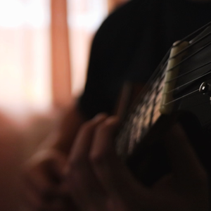 黑丝美女在床上做运动
