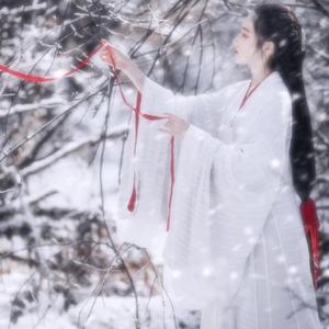 黑丝美女在床上做运动
