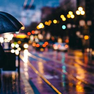 黑丝美女在床上做运动
